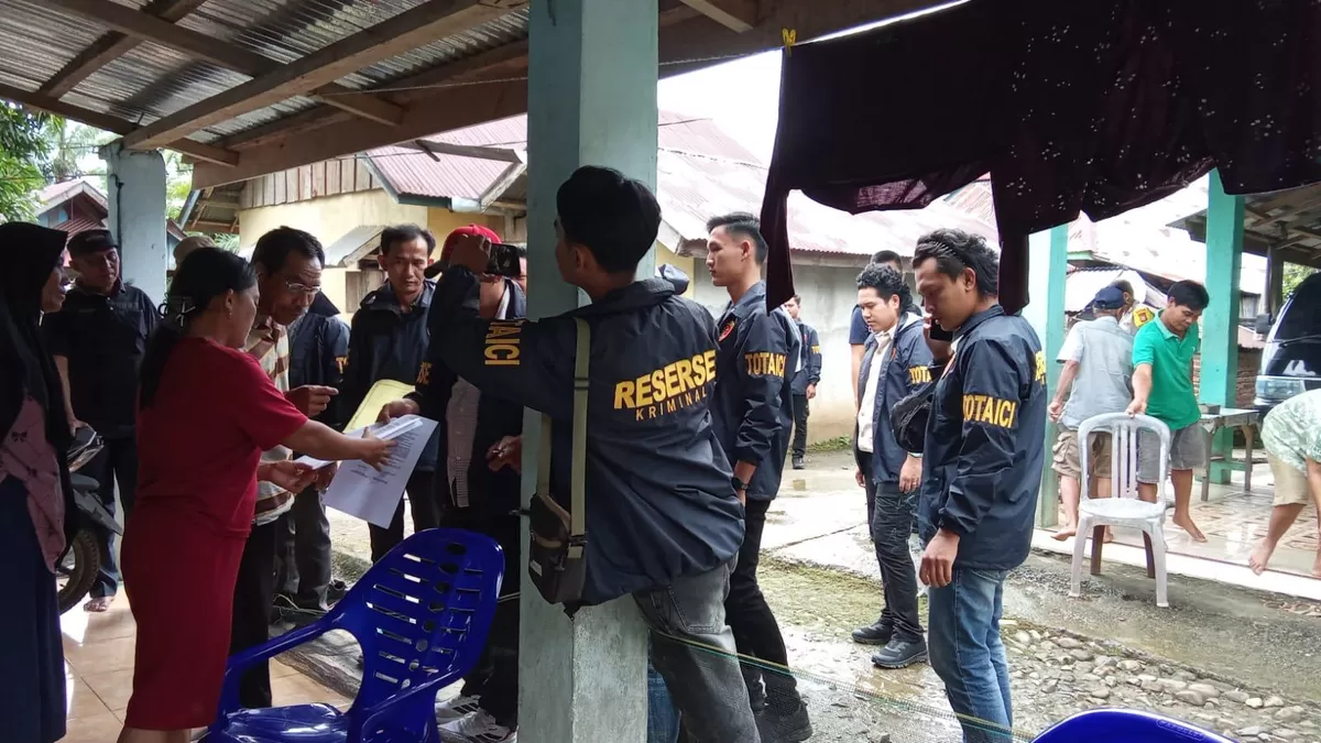 Sejumlah aparat kepolisian melakukan pengeledahan rumah petani Desa Pino Raya, Kabupaten Seluma korban penembakan oknum keamanan PT ABS.(Foto/Walhi Bengkulu) 