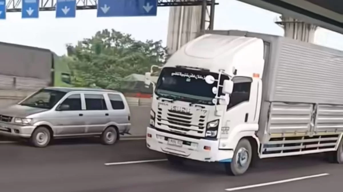 Viral di media sosial truk wingbox mengawal mobil Panther di Tol Japek. (TikTok / nedy15a)