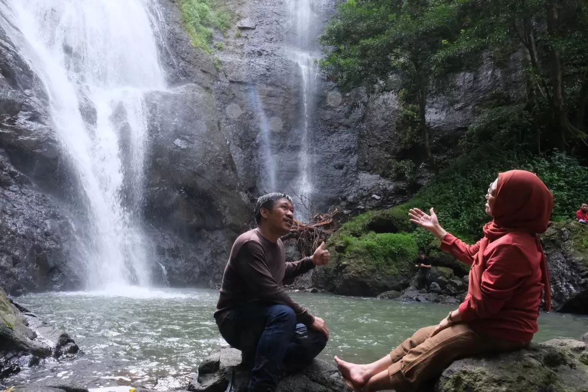 Bupati Talenrang menikmati langsung pemandangan di lokasi. Perjalanan menantang namun terbayar dengan panorama sejuk dan indah. (Ist)