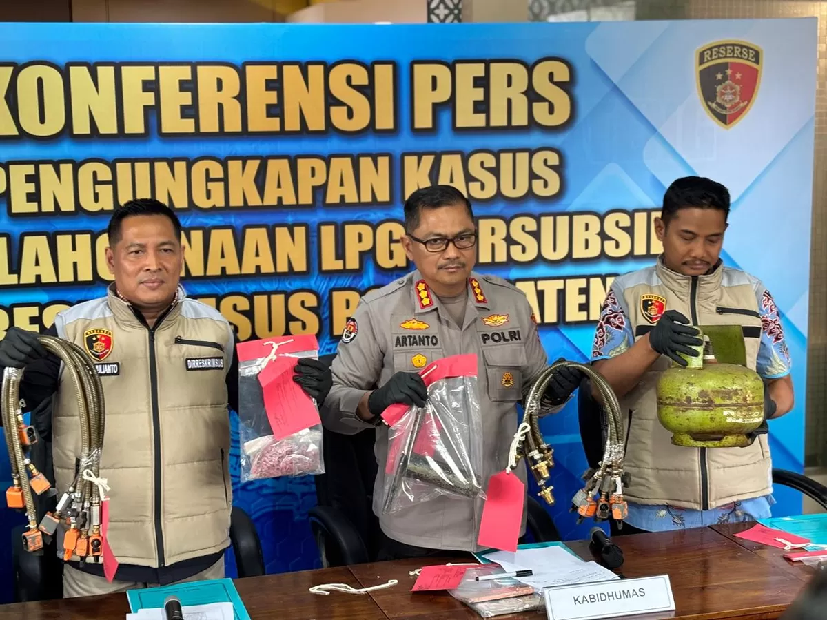 Dirreskrimsus Polda Jateng Kombes Pol Djoko Julianto didampingi Kabid Humas Kombes Pol Artanto saat konferensi pers pengungkapan kasus penyalahgunaan LPG subsidi di Semarang.