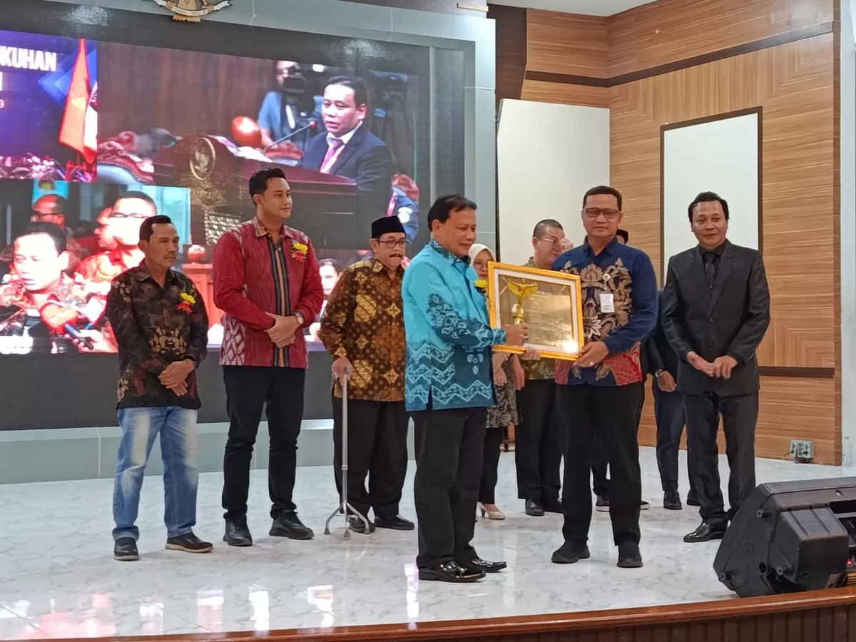 Anggota Komisi Yudisial RI Abhan saat menerima penghargaan Tokoh Prestasi Indonesia 2026 yang digelar Berlian Organizer. (SP/Stefy Thenu)