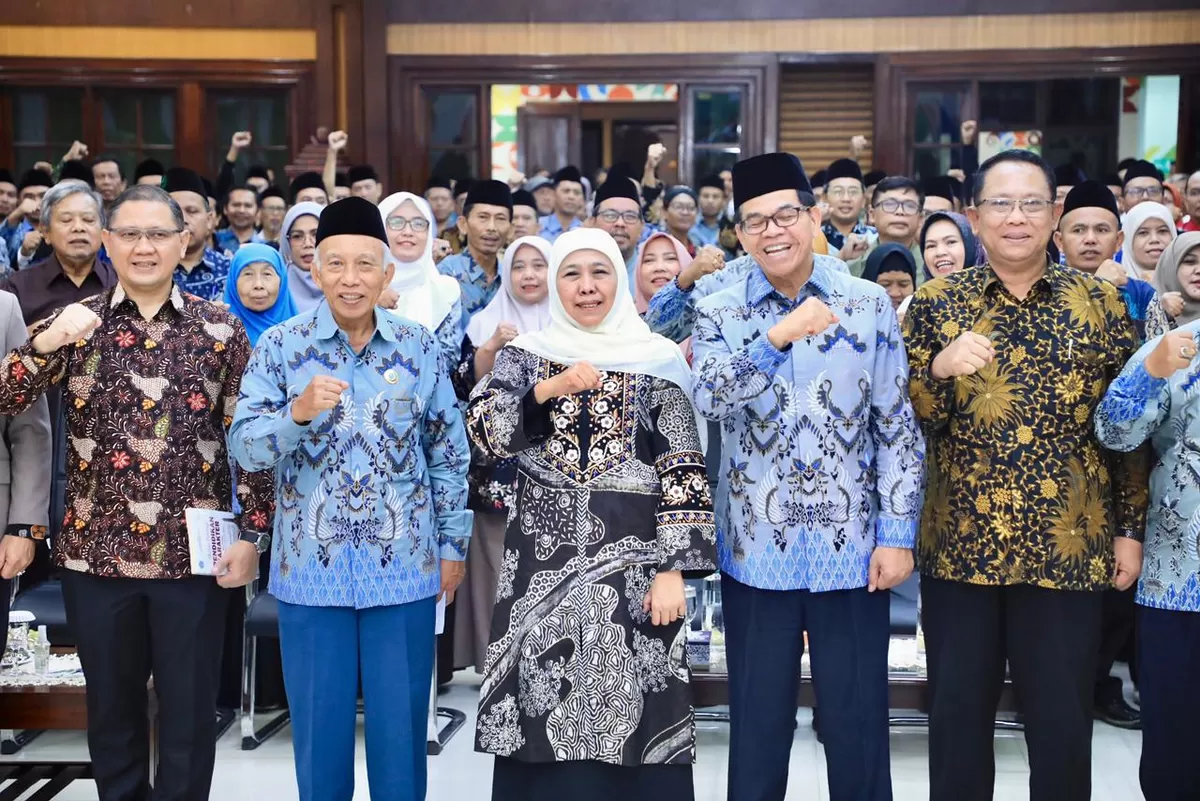 Gubernur Jatim Khofifah Indar Parawansa, seusai menerima &nbsp;penghargaan&nbsp; dari Badan Musyawarah Perguruan Swasta, foto bersama peserta didik di Surabaya, Sabtu (24/1/2024). (Ist)