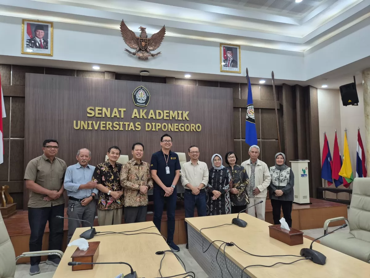 Prof. Mohd. Fadhil dari Universiti Teknologi Malaysia (UTM) berfoto bersama dengan jajaran Dewan Profesor UNDIP dalam penguatan kerja sama internasional dan proyek ERASMUS TUNE di Kampus UNDIP.