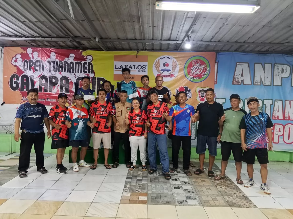 Para juara Turmini Tenis Meja Gelapa Sesi I berfoto bersama dengan para ketua dan pendukungnya usai penyerahan piala, Minggu, 25 Januari 2026. (SP?News Rully Satriadi)