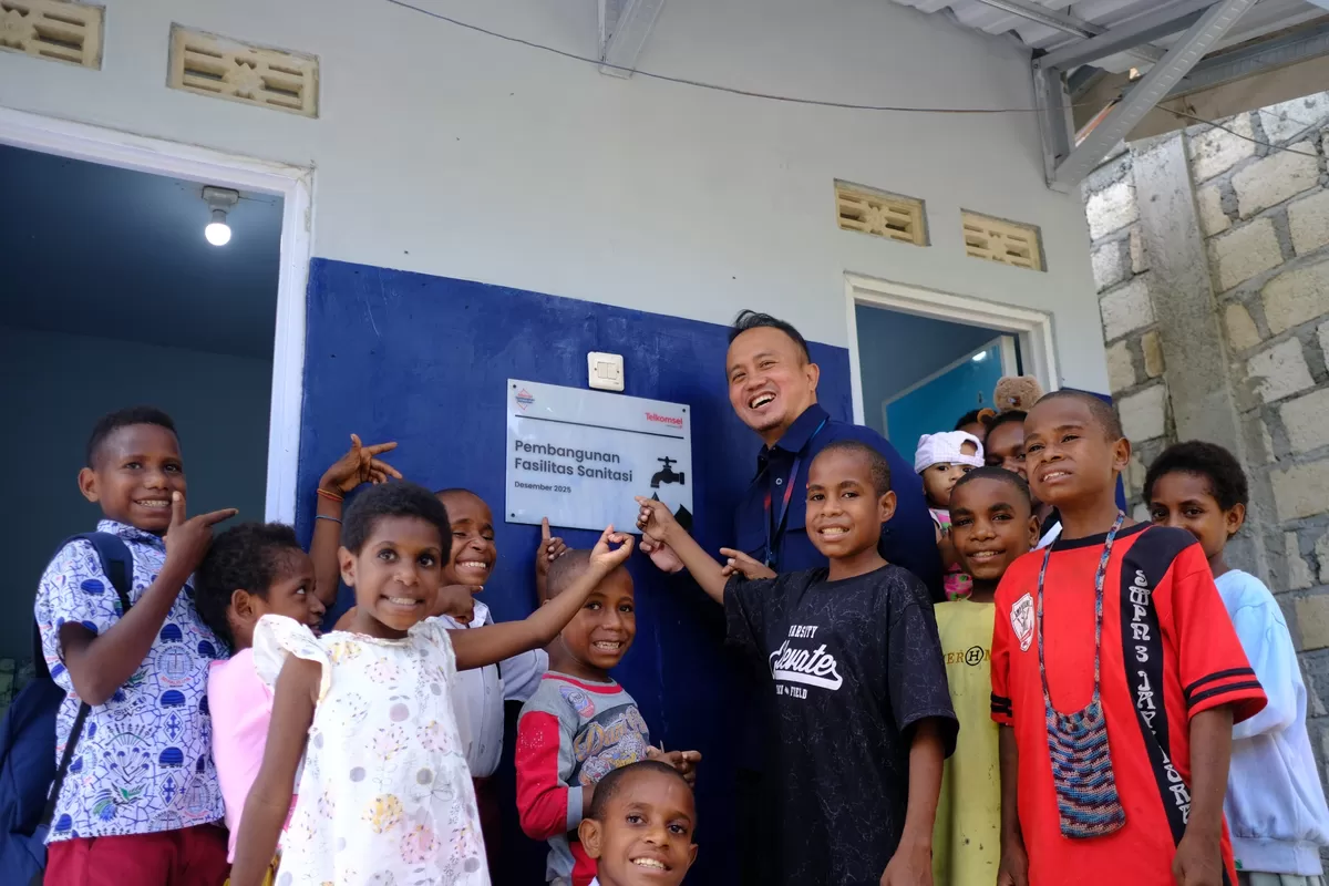 General Manager Region Network Operations and Productivity Telkomsel Maluku dan Papua, Fredy Siswanto ketika menyerahkan secara simbolis CSR Sarana Air Bersih dan MCK. (Telkomsel)