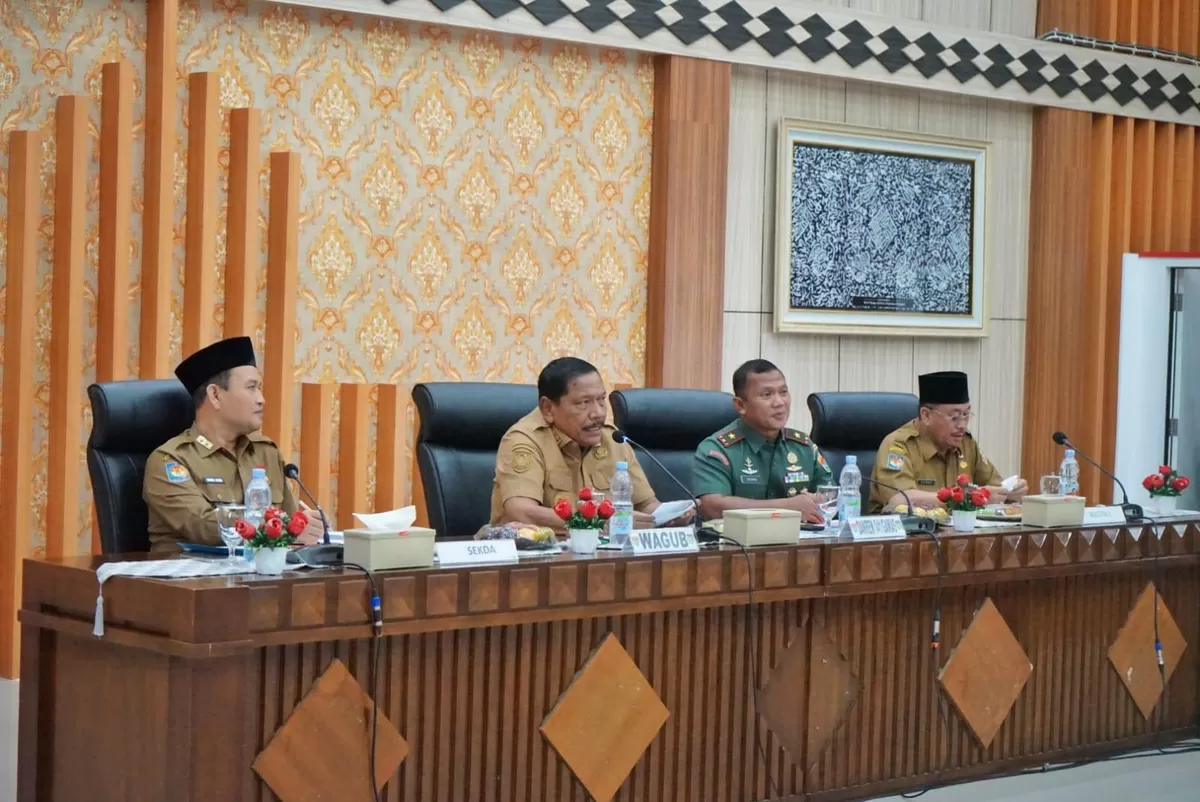 Wagub Bengkulu, Mian (tengah) mimpin rapat koordinasi progres pembangunan KMP di Bengkulu bersama Danrem 041 Gamas Bengkulu, Brigjen TNI Jatmiko Aryanto dan Pj Sekda Bengkulu, Herwan Antoni.(Foto/Ist)