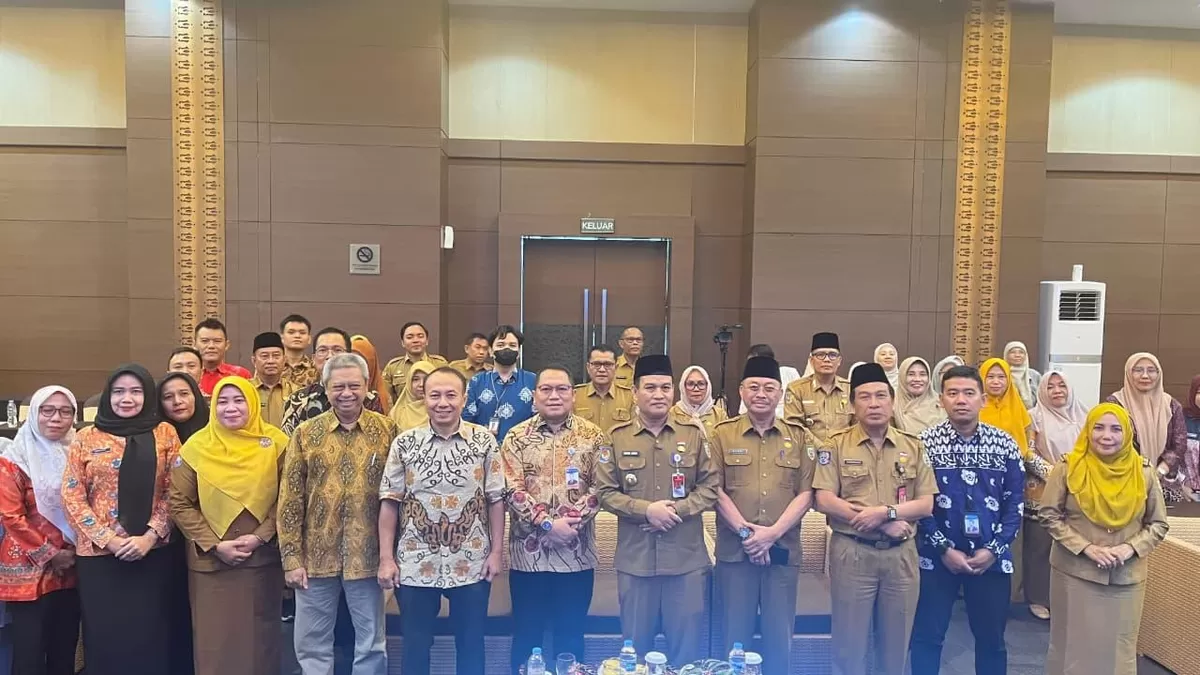 Kepala Perwakilan Bank Indonesia Bengkulu, Wahyu Yuwana Hidayat, Sekda Bengkulu, Herwan Antoni foto bersama dengan para peserta rapat TIPD Provinsi Bengkulu.(Foto/Ist)