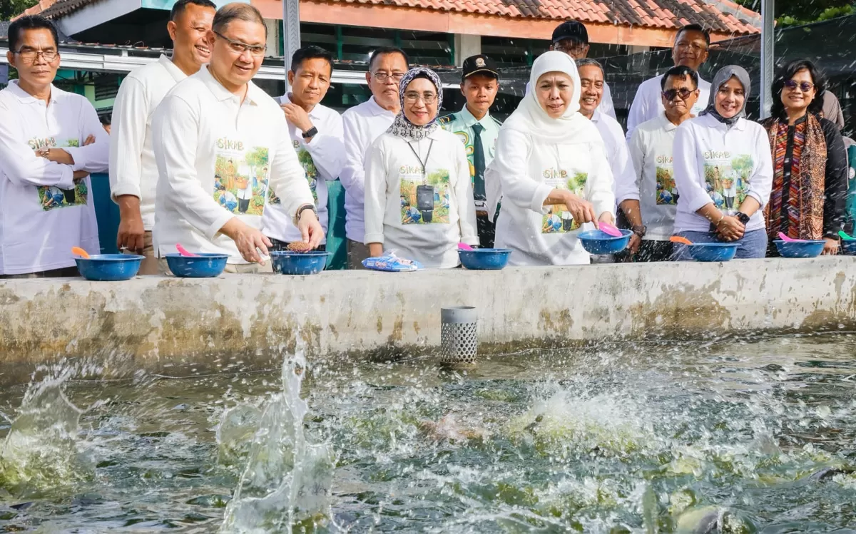 Gubernur Jatim Khofifah Indar Parawansa memimpin langsung tabur benih dan. panen ikan. Agenda ini diikuti guru dan siswa secara daring dan luring se Jawa Timur dipusatkan di Kabupaten Kediri. (Ist)