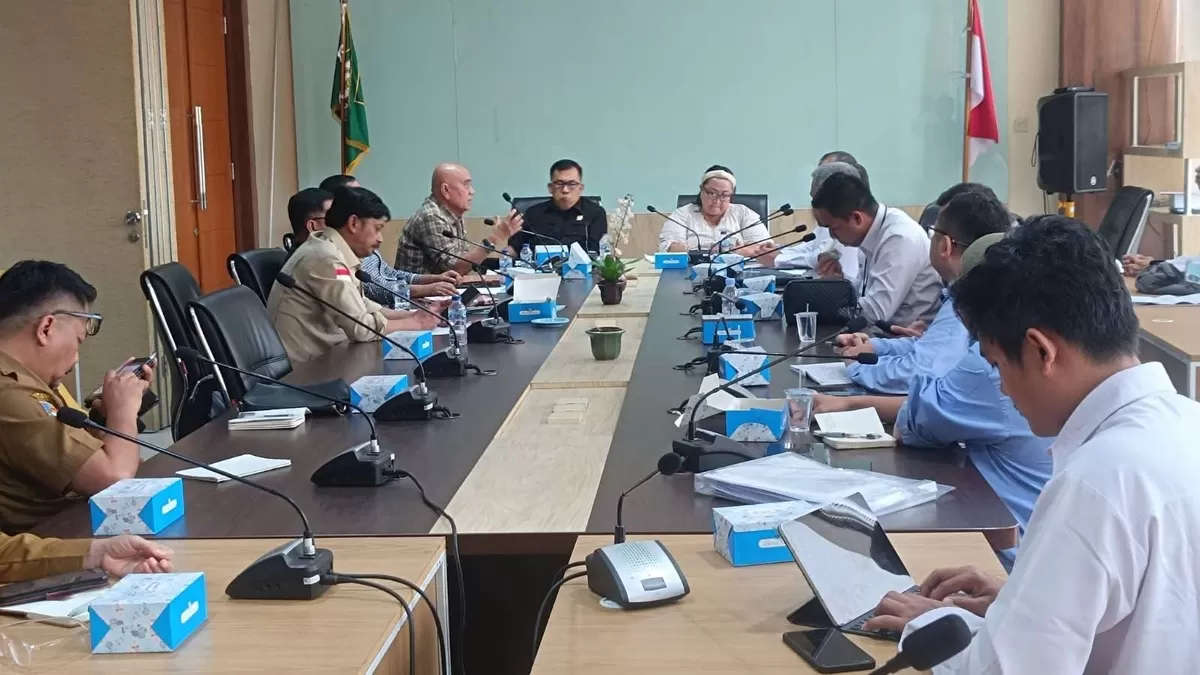 Komisi III DPRD Provinsi Bengkulu menggelar hearing dengan PLN Bengkulu dan PT TLB selaku pengelola PLTU Pulau Baai, Kota Bengkulu. (Foto/Ist)