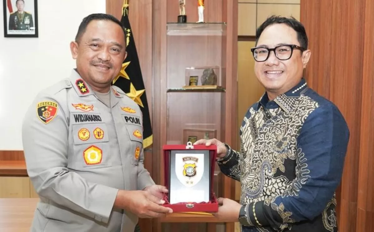 Executive General Manager (EGM) Pertamina Patra Niaga Regional Sulawesi, Deny Sukendar, bersama Kepala Kepolisian Daerah (Kapolda) Sulawesi Tenggara, Irjen Pol. Didik Agung Widjanarko, S.I.K., M.H. 