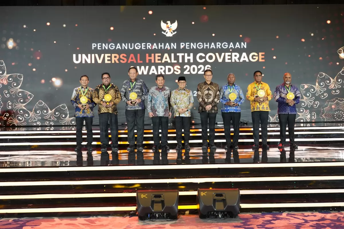 BPJS Kesehatan menyerahkan UHC Awards 2026 kepada kepala daerah yang dinilai berhasil memperluas cakupan JKN di wilayah masing-masing.