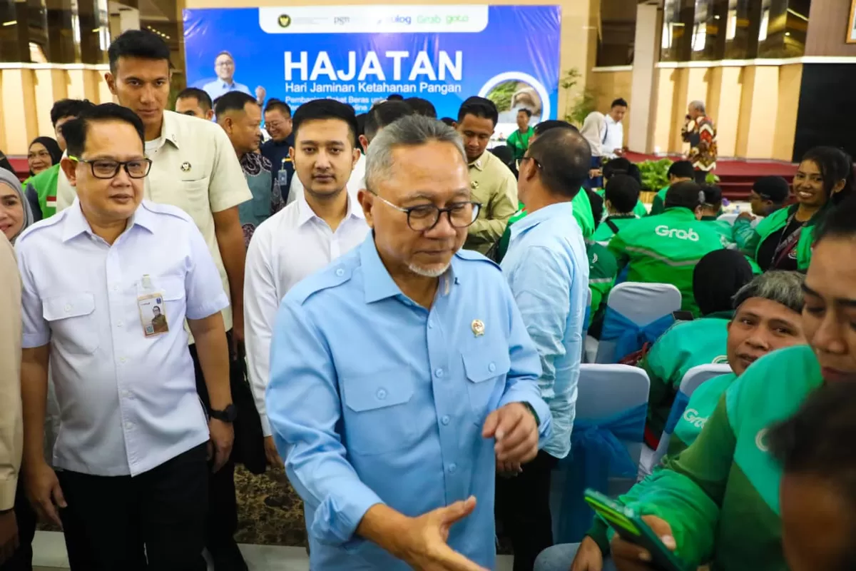 Menko Pangan Zukifli Hasan, dalam kunjungannya ke Jawa Timur, bertemu pengemudi ojol dan memberikwn paket sembako. Dalam kunjungan tersebut didampingi Sekda Jatim Adhy Karyono. (Ist)