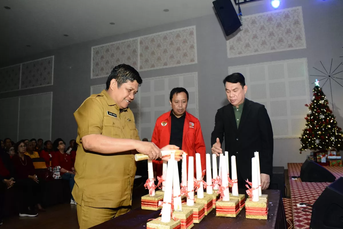 Kepala Pelaksana BPBD Provinsi Sulsel Dr. Amson Padolo, S.Sos, M.Si, mewakili Gubernur Sulsel didampingi Ketua DPD API Sulsel Ps. Daniel S. Kusbin, S.Th, menyalakan lilin. (Ist)