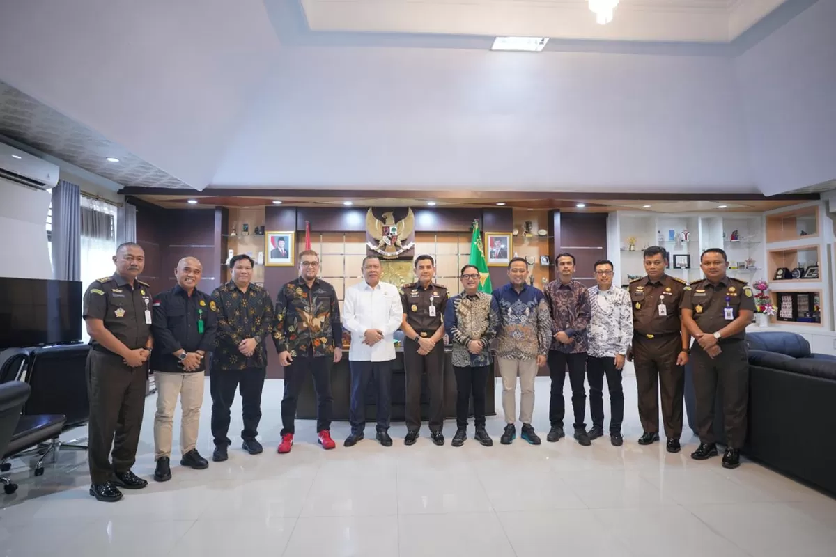 EGM Pertamina Patra Niaga Regional Sulawesi, Deny Sukendar (tengah) bersama jajaran manajemen audiensi dengan Kepala Kejaksaan Tinggi Sultra, Dr. Abd Qohar AF, S.H., M.H. (Ist)