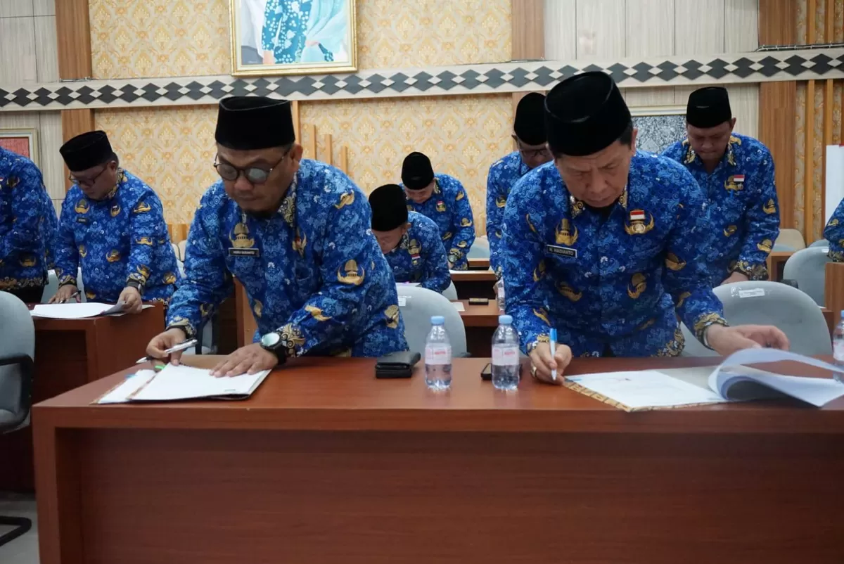 Seluruh Kepala OPD dilingkup Pemprov Bengkulu meneken perjanjian kinerja untuk merealisasikan visi misi Helmi-Mian pada pilkada lalu.(Foto/Ist) 