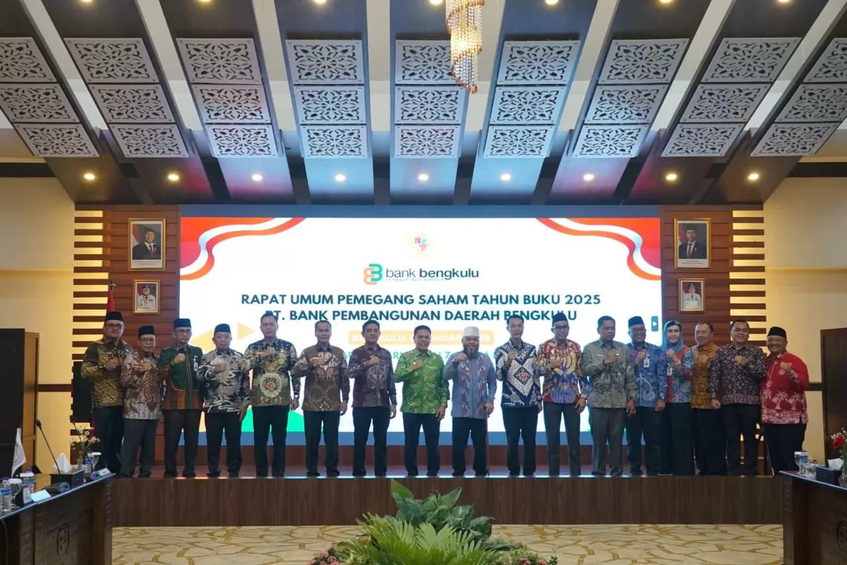 Gubernur Helmi Hasan dan Plt Dirut Bank Bengkulu,  Iswayudi foto bersama bupati, wakil bupati dan wakil wali kota pada RUPS tahun buku 2025 di Graha Bank Bengkulu, Rabu 28 Januari 2026.(Foto/Ist) 
