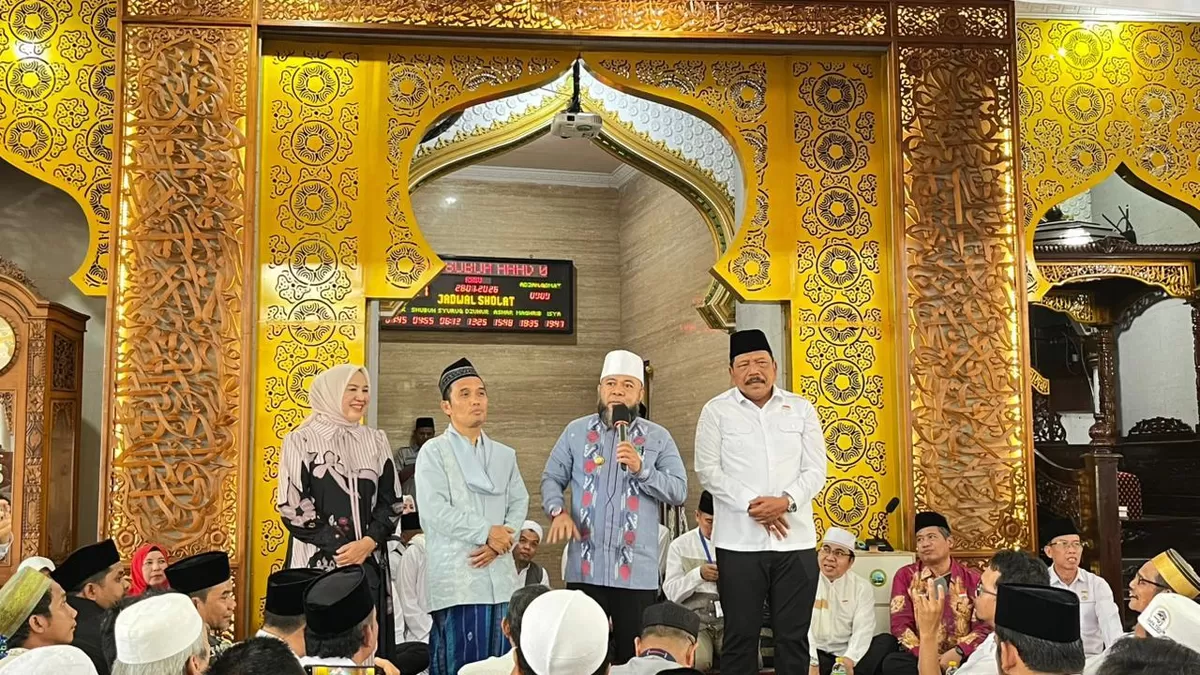 Gubernur Bengkulu, Helmi Hasan dan Wagub, Mian menghadiri Tabligh Akbar yang dilaksanakan BKMT Bengkulu di Masjid Baitul Izzah Kota Bengkulu menghadirkan  ustadz  kondang Maulana.(Foto/Ist)