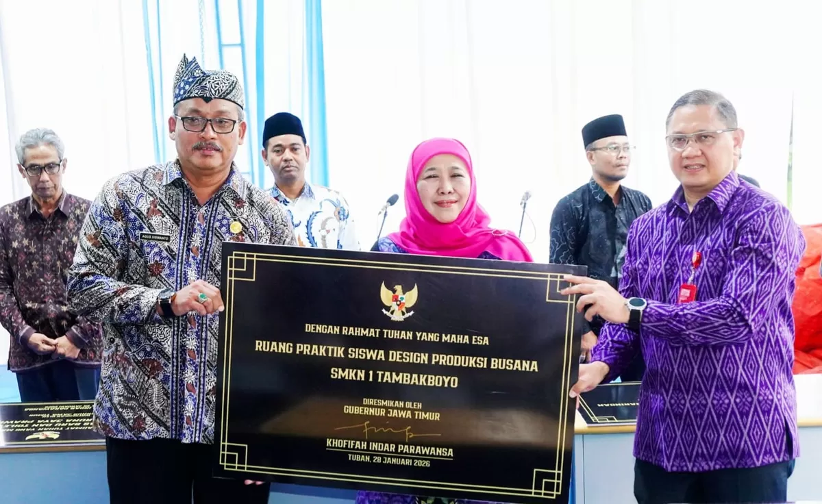 Gubernur Jatim Khofifah Indar Parawansa, menunjukkan prasasti yang telah ditandatangani, berupa ruang praktik siswa desain produksi busana, dalam sebuah peresmian di Kabupaten Bojonegoro. (Ist)