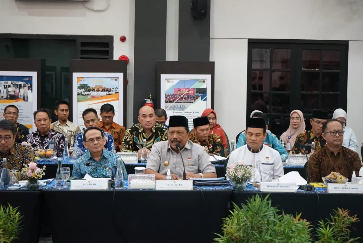 Wakil Gubernur Bengkulu, Mian menghadiri rapat koordinasi Komisi XI DPR-RI bersaama OJK Bengkulu terkait dukung permodalan terhadap UKMK.(Foto/Ist)    