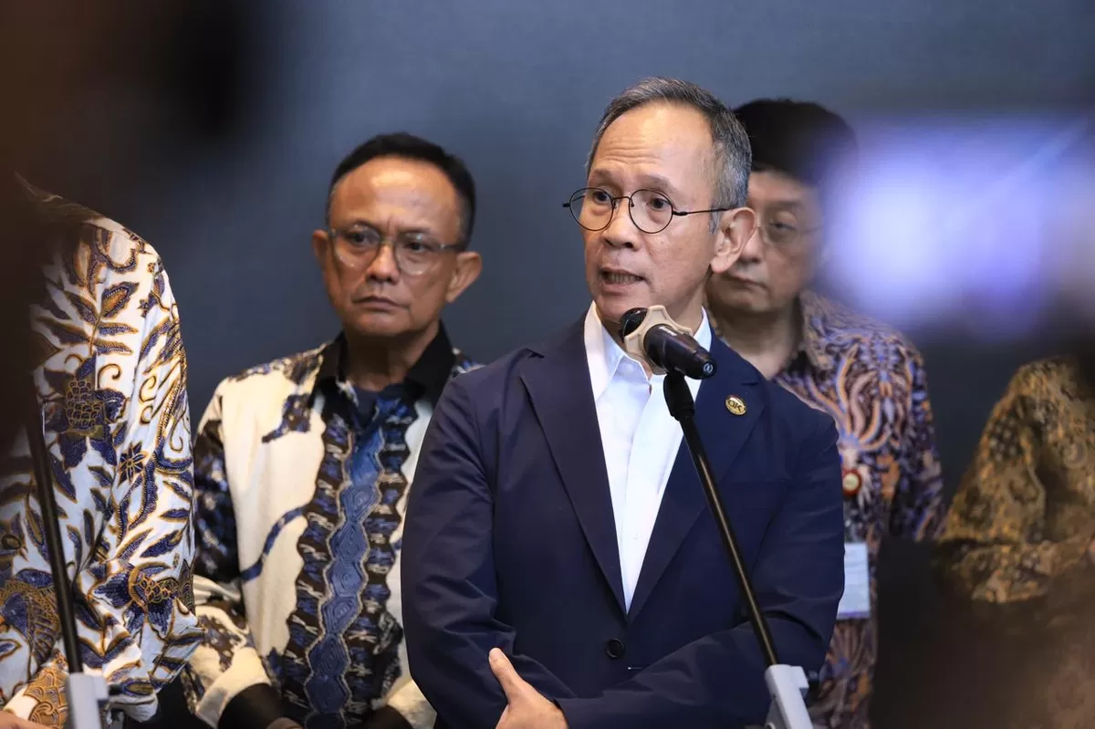 Ketua Dewan Komisioner OJK Mahendra Siregar menyampaikan komitmen penguatan transparansi dan tata kelola pasar modal Indonesia dalam jumpa pers di Bursa Efek Indonesia, Jakarta, Kamis (29/1/2026).