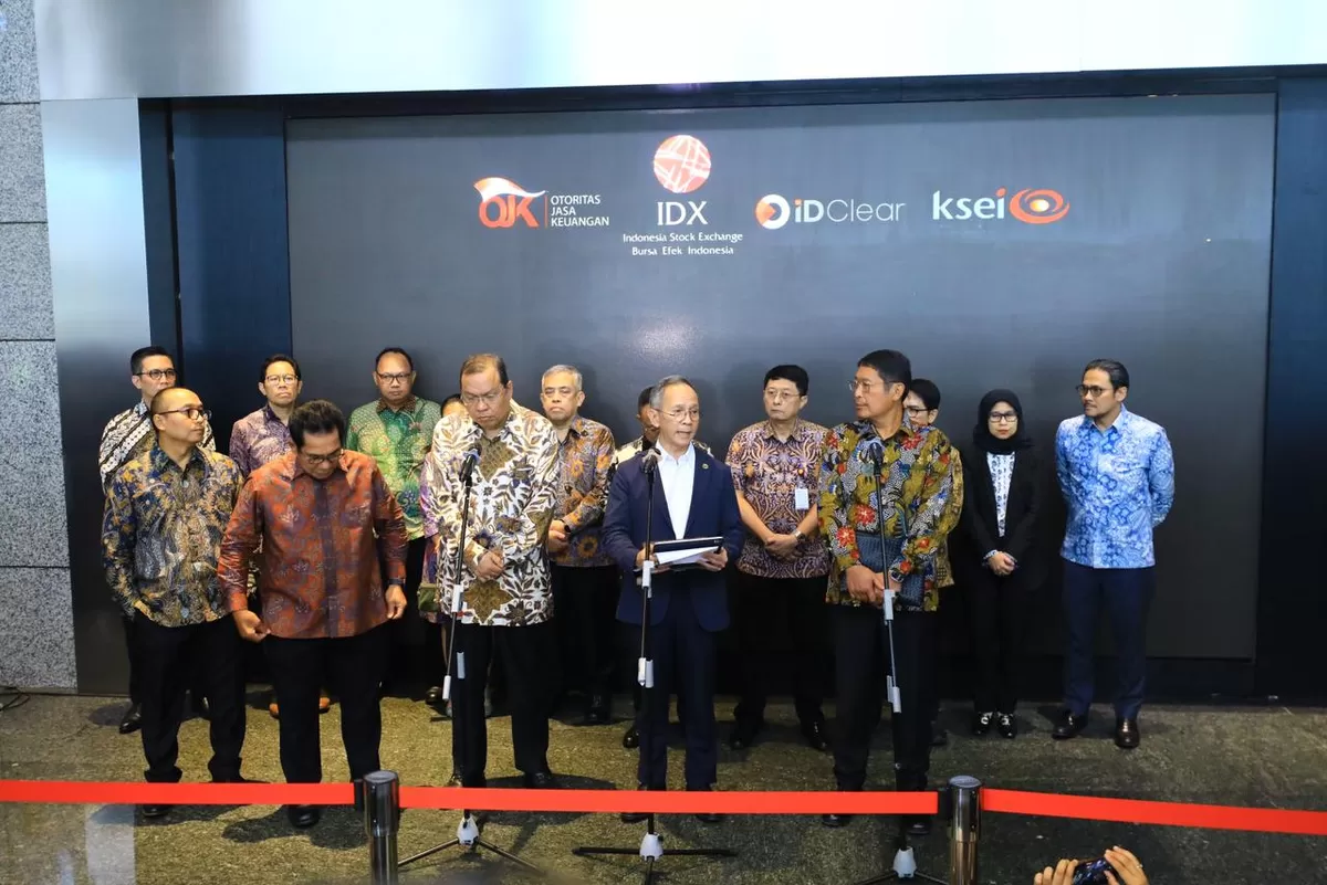 Kepala Eksekutif Pengawas Pasar Modal OJK Inarno Djajadi menyampaikan keterangan pers terkait penunjukan Plt Dirut BEI dan percepatan reformasi pasar modal, Jakarta, Jumat (30/1/2026).