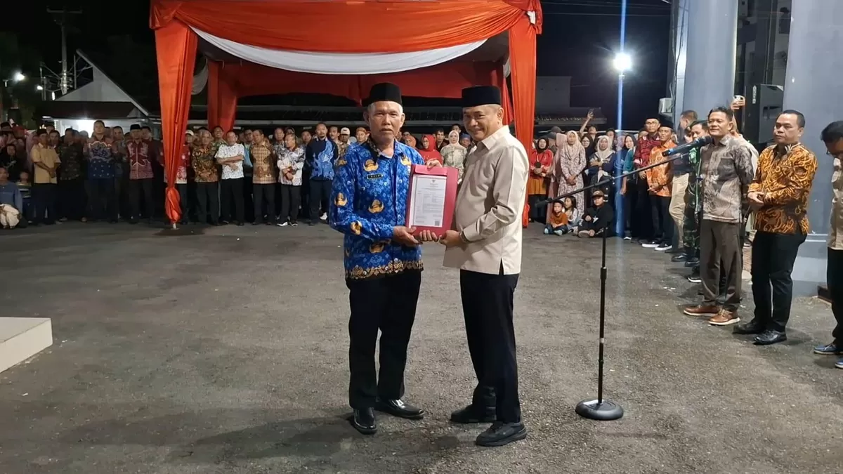 Bupati Bengkulu Tengah, Rachmat Riyanto menyerahkan SK pengangkatan Akif sebagai PPPK Paruh Waktu di Pemkab Bengkulu Tengah pada Sabtu (31/1/2026), sehari kemudian Akif langsung pensiun.(Foto /Ist)