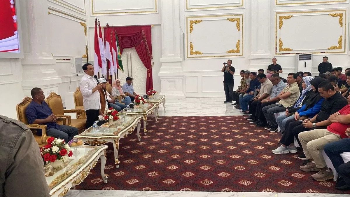Wali Kota Bengkulu, Dedy Wahyudi bersilarahmi dengan seluruh sopir angkutan sampah di Balai Kota Merah Putih pada Minggu 1 Februari 2026.(Foto/Ist)