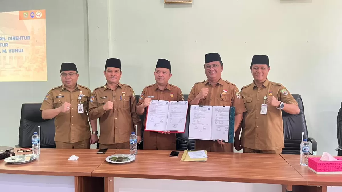 Sertijab Direktur RSU Yunus Bengkulu dari Herry Permana kepada Hery Kuniawan, berlangsung di ruang rapat RSU setempat, 2 Februari 2026.(Foto/Ist)