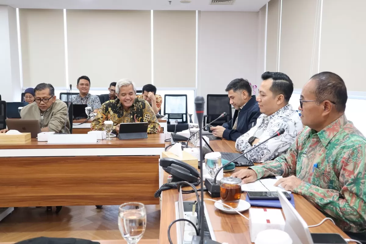 Kepala BPH Migas Wahyudi Anas saat kunjungan kerja di Surabaya, membahas penguatan pasokan gas bumi Jawa Timur melalui pengembangan FSRU dan integrasi LNG dengan jaringan pipa.