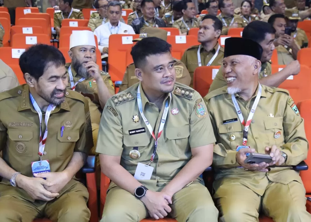 Gubernur Bengkulu, Helmi Hasan (pakai peci hitam) mengikuti rakornas gubernur, bupati dan wali kota se-Indonesia dihadiri langsung Presiden RI, Prabowo Subianto, di Bogor,(Foto/Ist)