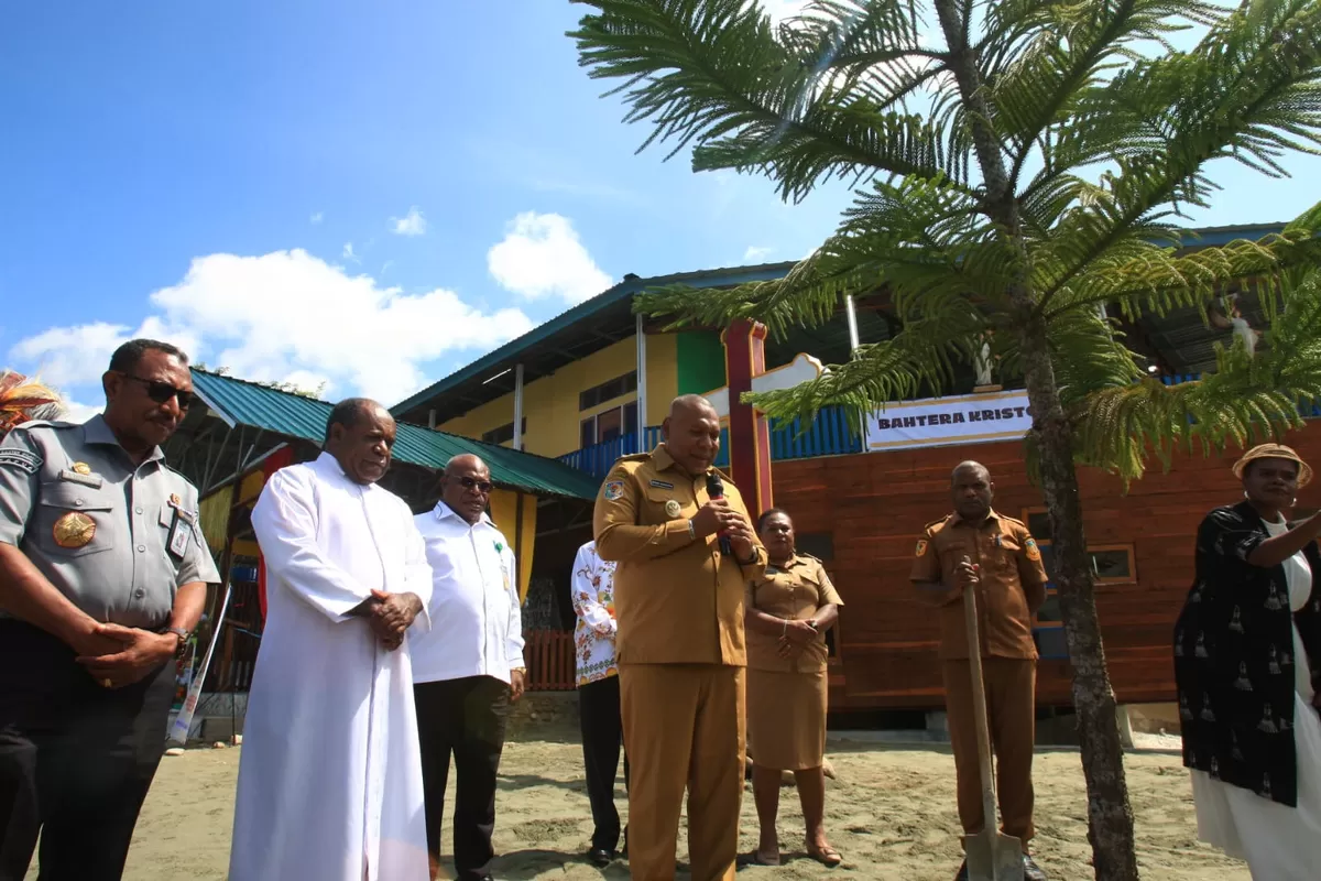 Wakil Gubernur Papua, Ariyoko Rumaropen meresmikan Bahtera Kristoforus yang dibangun oleh Pastor John Bunay, Pr sebagai salah satu Pusat Spritual Santo Yohanes Paulus II  (Istimewa )
