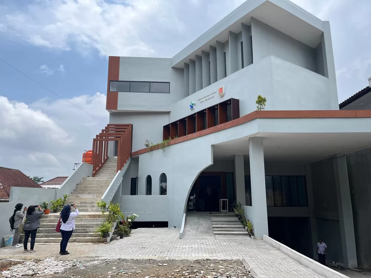 Gedung perpustakaan baru Kota Semarang di Srondol berdiri empat lantai dengan fasilitas ruang baca modern, mini kafe, co-working space, hingga rooftop untuk diskusi publik.