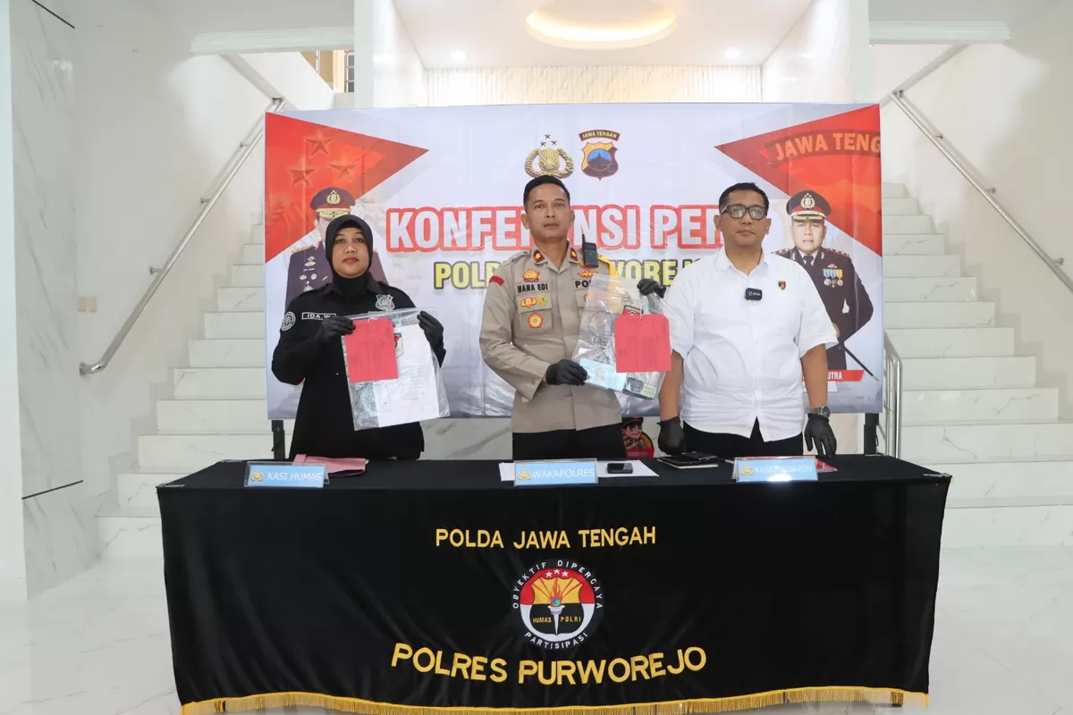 Satreskrim Polres Purworejo saat rilis kasus penipuan Rp87 juta, berikut barang bukti ponsel dan dokumen transaksi.