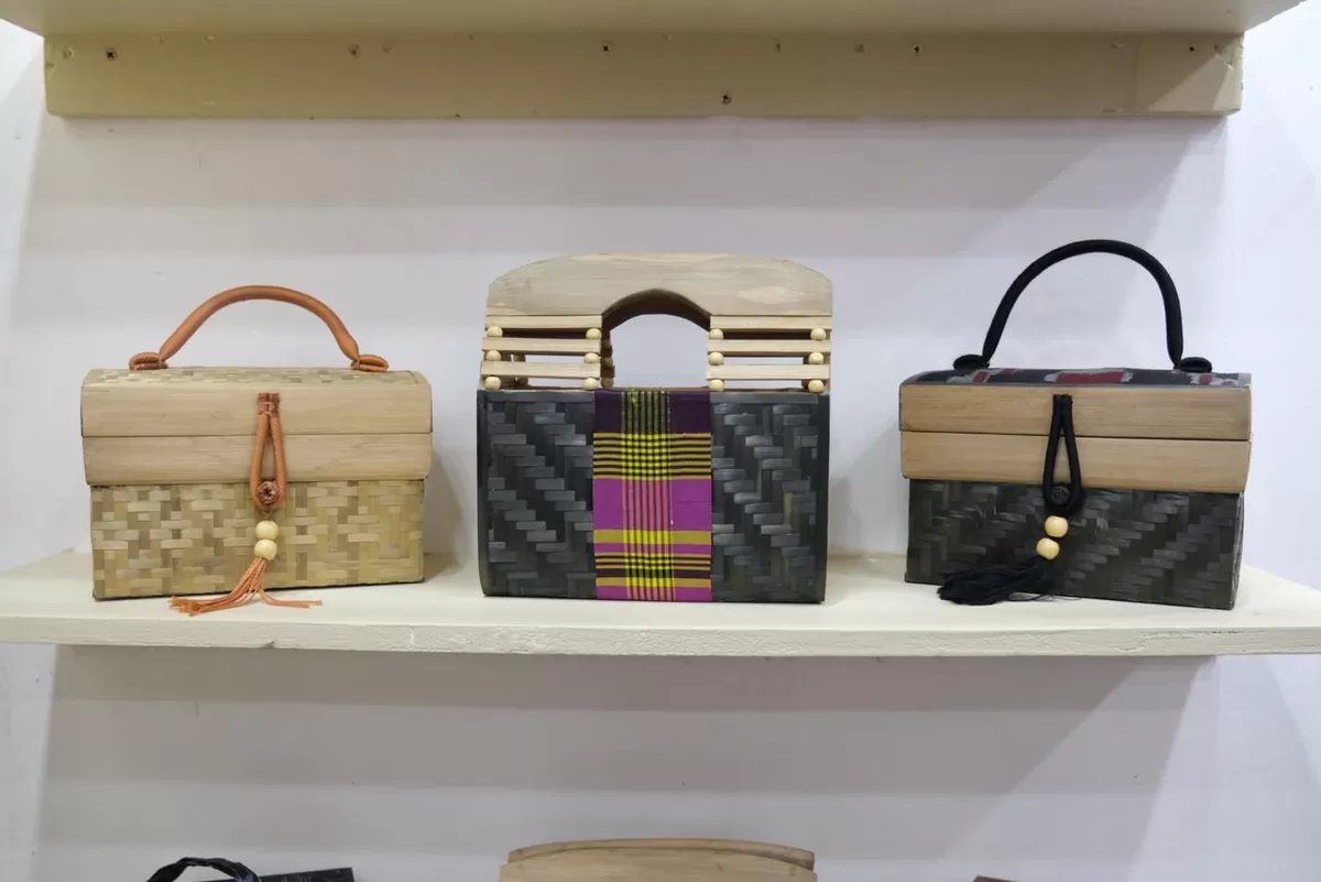 Produk tas dan rajutan karya pelaku UMKM Gowa merupakan hasil Kriya dan wastra khas Gowa yang diperkenalkan&nbsp;Ketua Dekranasda Kabupaten Gowa, Andi Tenri Indah Darmawangsyah di ajang INACRAFT 2026. (Ist