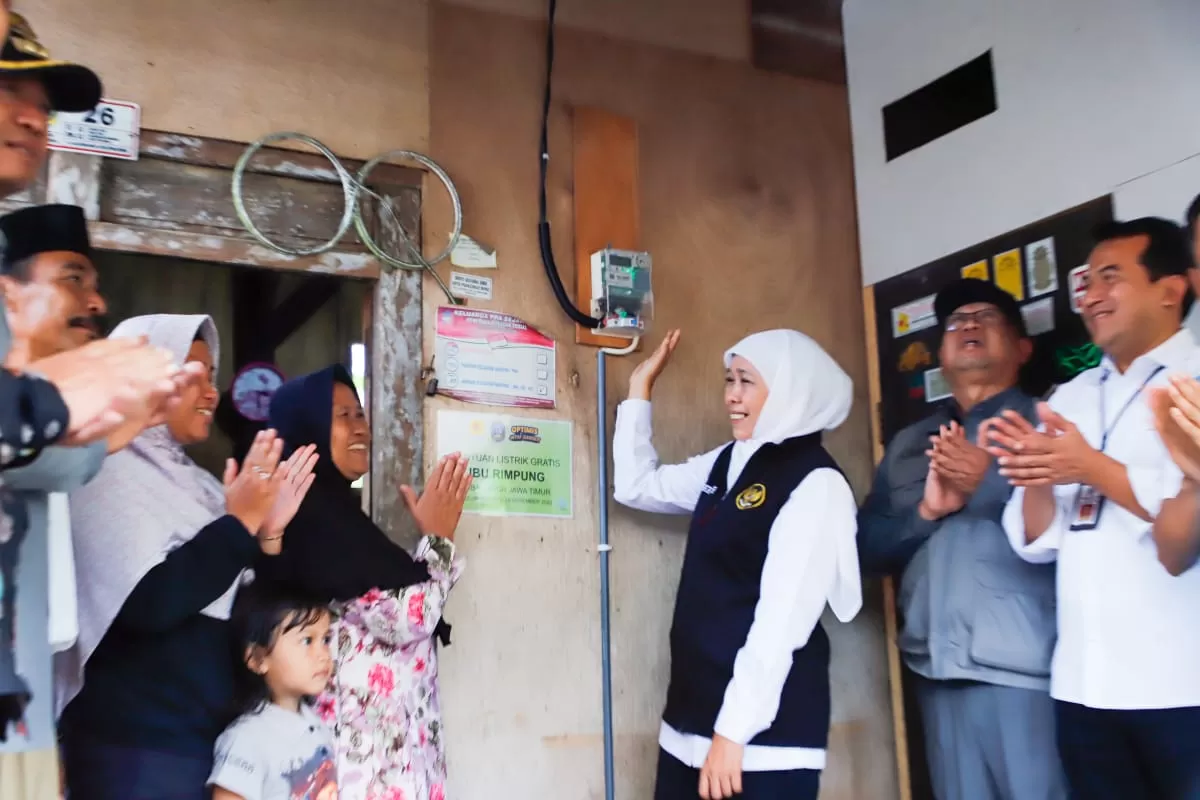 Gubernur Jatim Khofifah Indar Parawansa, menyalakan pemakaian listrik gratis bagi penerima manfaat. (Ist)