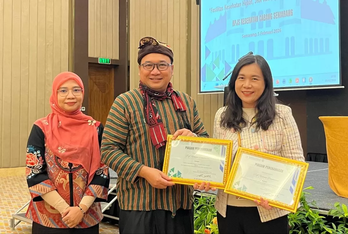 BPJS Kesehatan Cabang Semarang menyerahkan penghargaan kepada faskes berprestasi atas inovasi digital, dari antrean online hingga biometrik, demi layanan JKN yang makin cepat dan efisien.