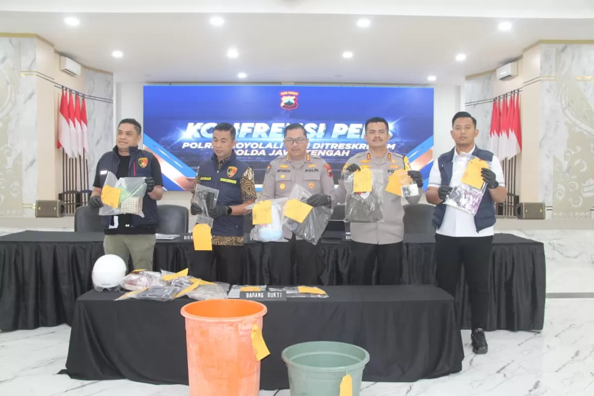 Kecanduan judi online picu pria Boyolali rampok tetangga, aniaya ibu dan bunuh bocah 6 tahun. Pelaku diringkus kurang 24 jam.