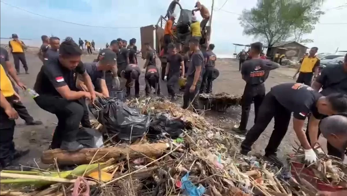 Brimob Polda Jateng bersama warga bergotong royong membersihkan pantai dan sungai dalam aksi korvey massal, wujud kepedulian lingkungan dan semangat kebersamaan.