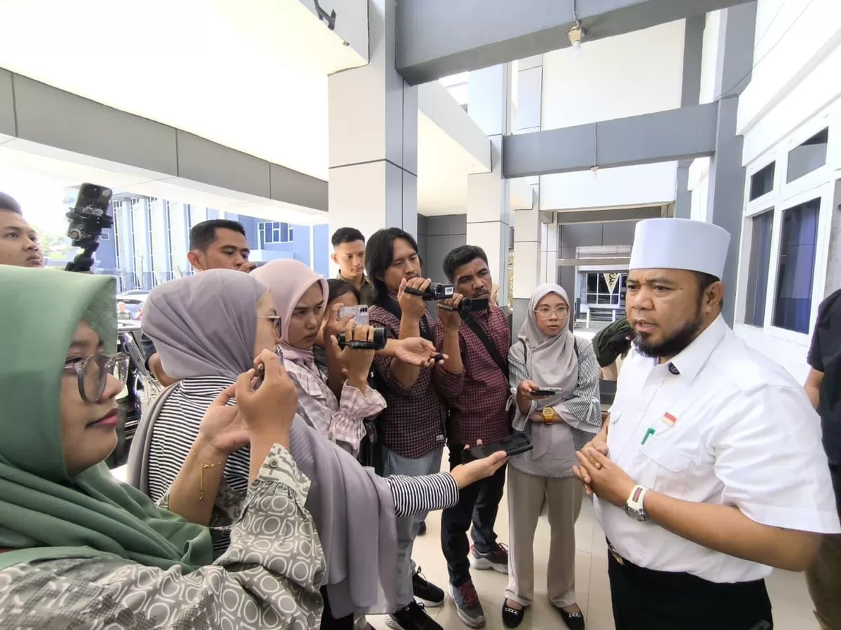 Gubernur Helmi Hasan mengucapkan kepada sejumlah wartawan mengucapkan selamat HPN 2026 dan menekan Jurnalisme Bernurasi, Junjung Tinggi Etika dan berpihak pada publik.(Foto/Ist)