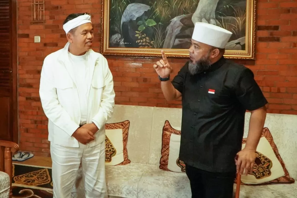Gubernur Bengkulu, Helmi Hasan bersilaturahmi dengan Gubernur Jawa Barat, Kang Dedy Mulyadi (KDM) di Lembuar Pakuan, Jabar sekalgus menyerahkan bantuan untuk warga Bandung Barat.(Foto/Ist)