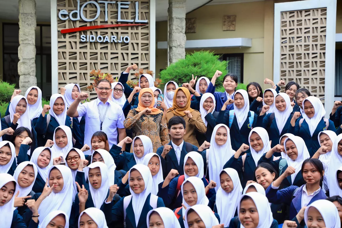 Selesai peninjauan, Gubernur Jatim Khofifah Indar Parawansa, bergambar bersama murid SMKN1 Buduran, Kabupaten Sidoarjo. (Ist).