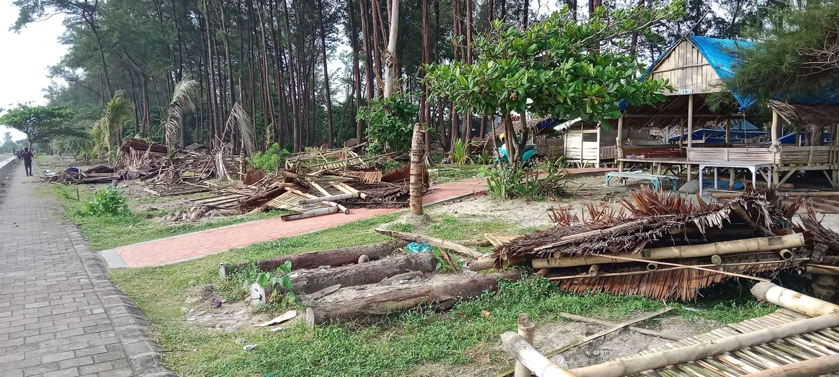 Sejumlah lapak liar di kawasan objek Pantai Panjang, Kota Bengkulu dibersihkan oleh Satpol PP setempat dalam upaya penataan kawasan pariwisata di daerah ini.(Foto/Ist) 