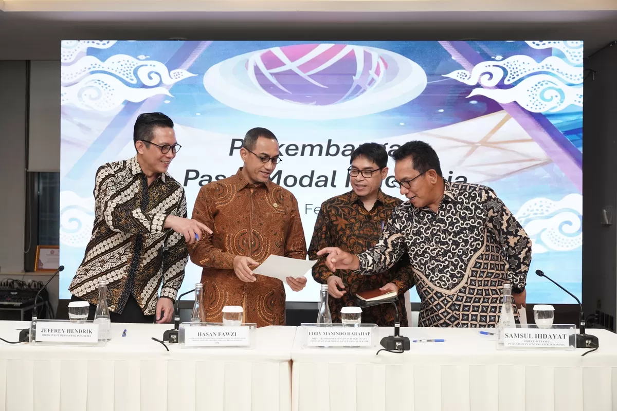 Jajaran OJK, BEI, dan KSEI saat konferensi pers di Gedung BEI, Jakarta, memaparkan percepatan reformasi pasar modal demi transparansi dan daya saing global.