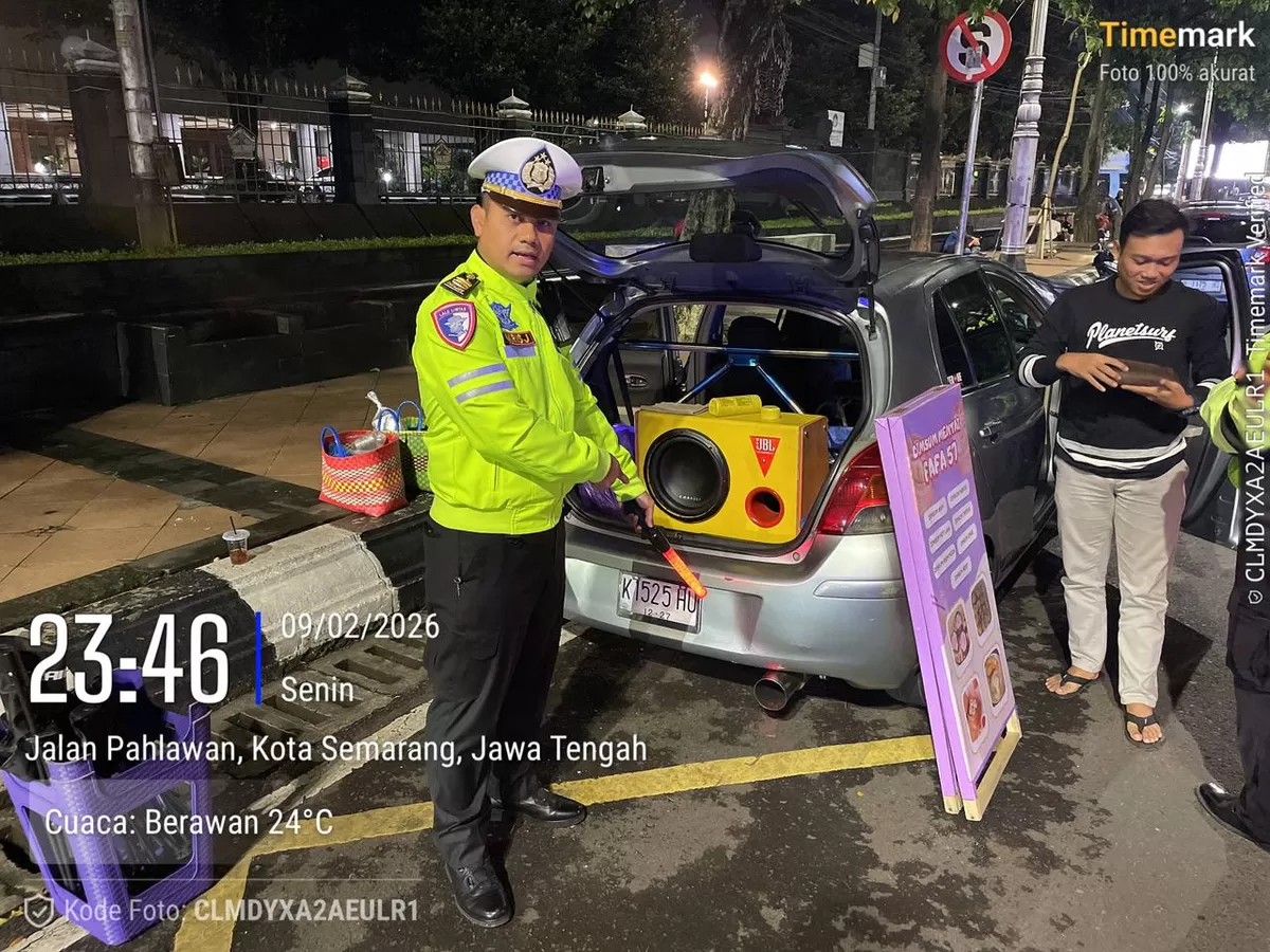 Petugas Satlantas Polrestabes Semarang menertibkan kendaraan berknalpot brong di Jalan Pahlawan dalam Operasi Keselamatan Candi 2026.