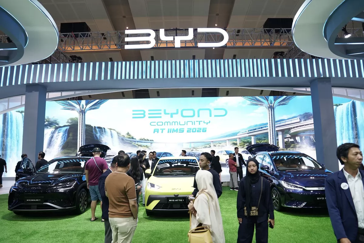 Suasana booth BYD di IIMS 2026 dipadati pengunjung dan komunitas BEYOND yang berbagi pengalaman langsung menggunakan kendaraan listrik.