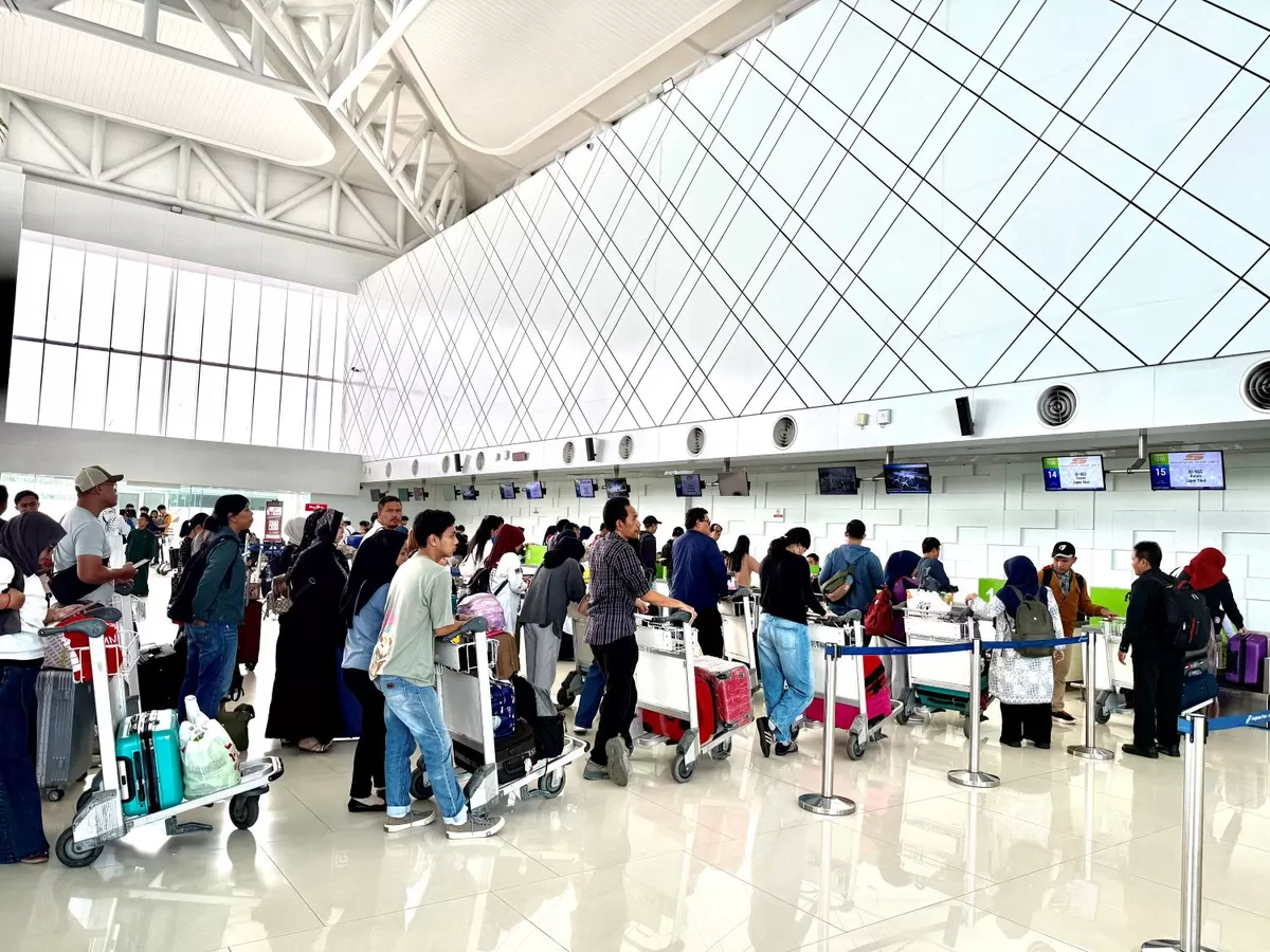 Suasana Bandara Internasional Jenderal Ahmad Yani Semarang dipadati penumpang. Awal 2026, jumlah traveler tembus 201 ribu dengan pergerakan pesawat melonjak 40 persen.