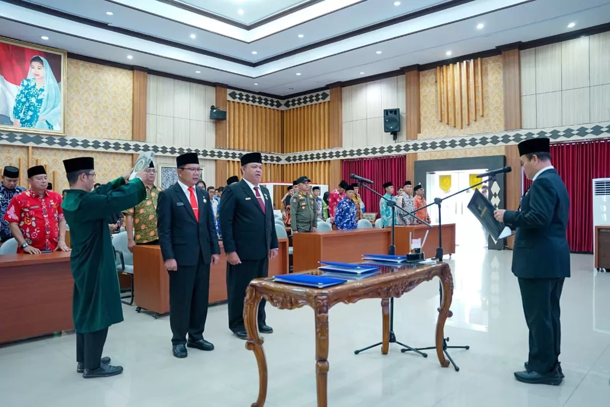 Sekdaprov Bengkulu, Herwan Antoni melantik dua pejabat eselon II dilingkup Pemprov Bengkulu, yakni Zulhendri sebagai Kepala Dinas Dikbud  dan Yasman sebagai Kepala Dinkes  Bengkulu.(Foto/Ist)