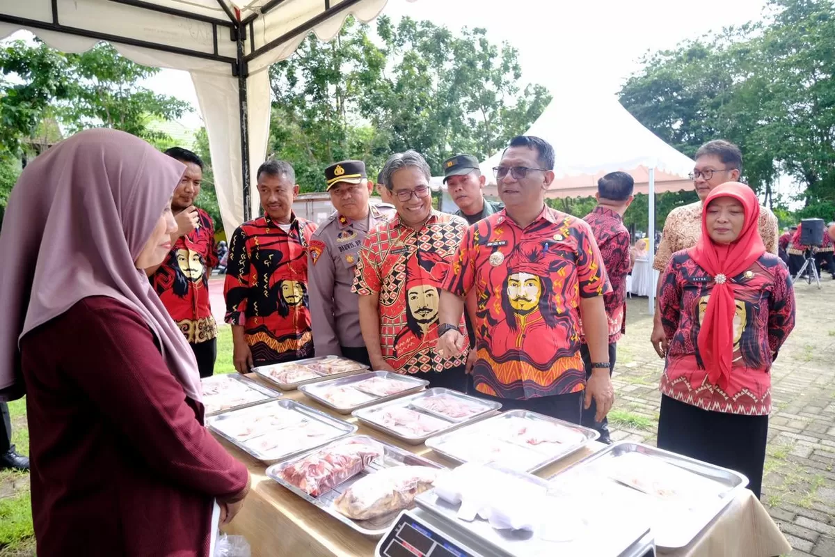 Andy Azis membuka Pasar Pangan Murah, Kamis (12/2). (Ist)