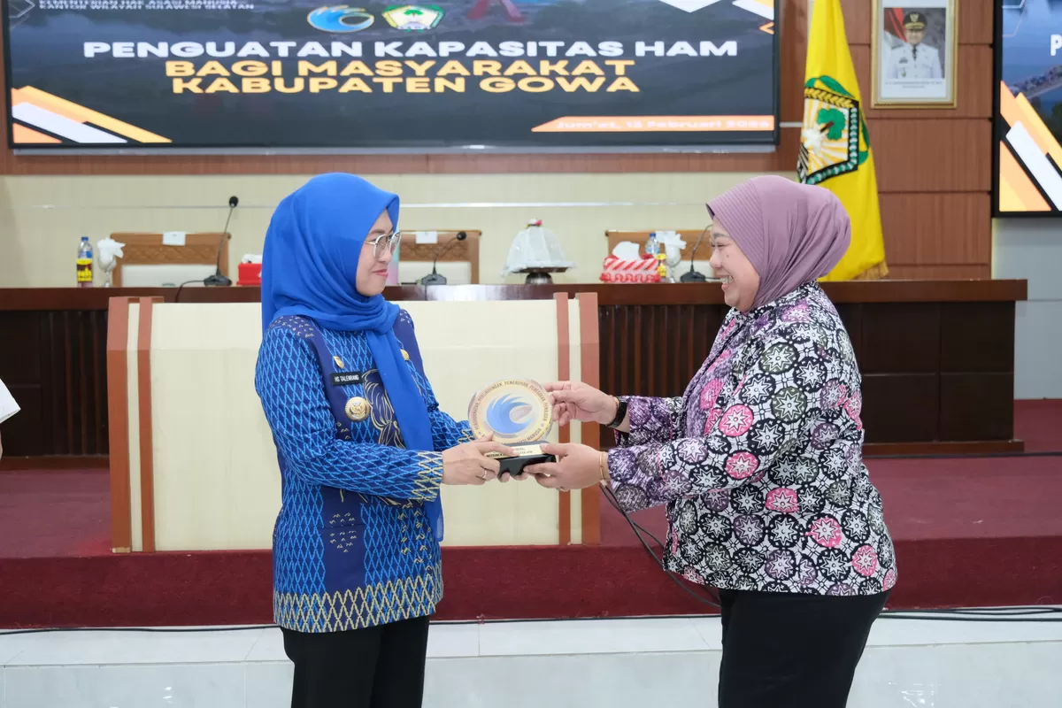 Bupati Gowa, Sitti Husniah Talenrang dan Sekretaris Dirjen Instrumen dan Penguatan HAM Kementerian Hak Asasi Manusia, Ratih Ekarini Savitri pada acara Penguatan Kapasitas HAM bagi masyarakat Gowa, 