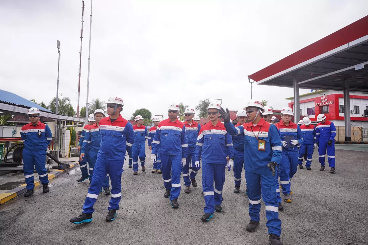 Direktur Manajemen Risiko dan Direktur Penunjang Bisnis PT Pertamina (Persero) melakukan Management Walkthrough (MWT) ke Aviation Fuel Terminal (AFT) Sam Ratulangi, Kamis (12/2). (Ist)